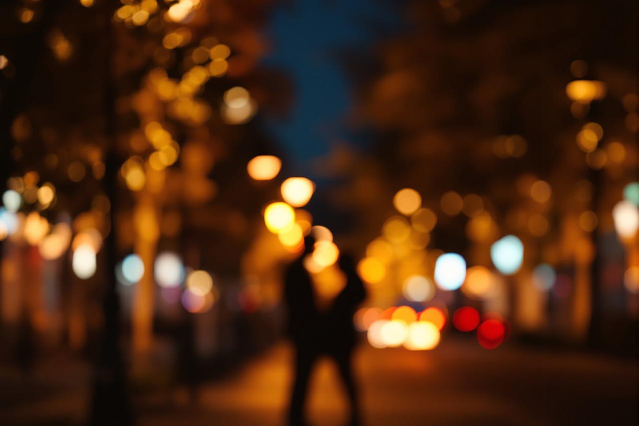 某流量小花被拍到与前男友复合，深夜街头拥吻